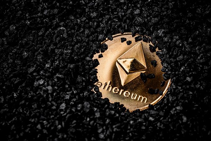 Como comprar Ethereum: uma moeda ETH enterrada no chão.