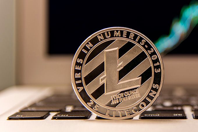 Previsão de preço do Litecoin: um Litecoin no teclado de um laptop.